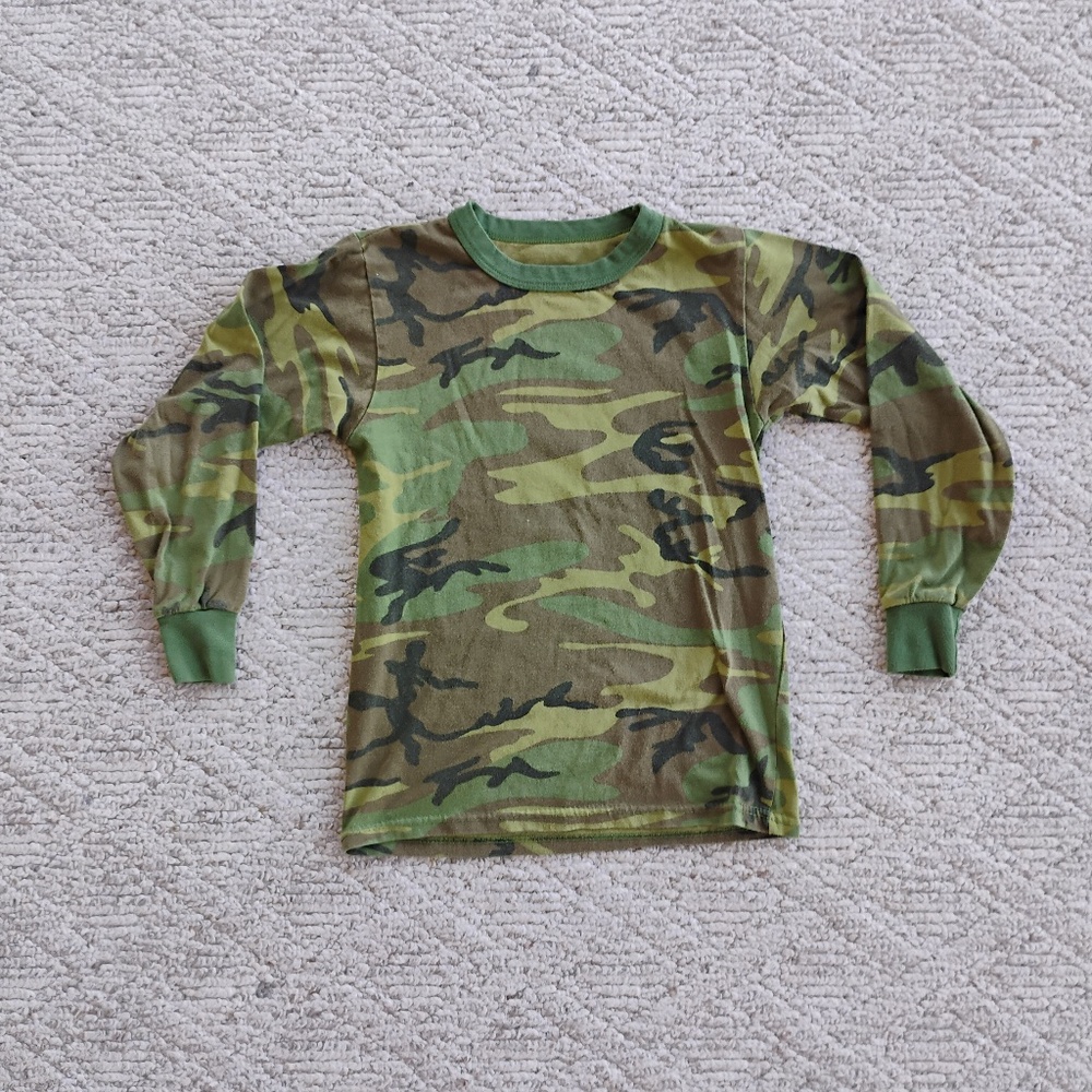 Long-sleeved camo t-shirt